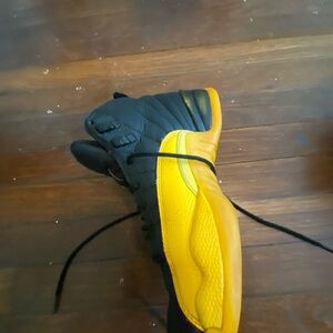 I few scuffs ,scarps and cresses on the sides and front toe box